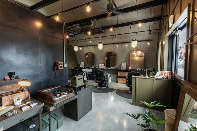 スチールアーチ×バーバーショップ｜無柱空間を活かしたヴィンテージ店舗 イメージ4