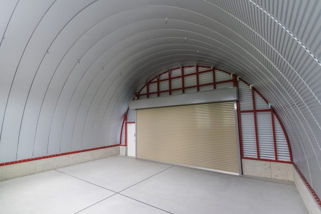 柱のないスチールアーチ倉庫｜大型車両にも対応する自由な大空間 イメージ4