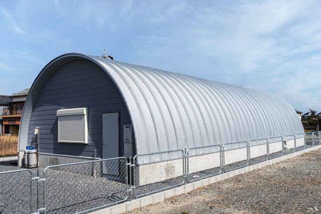 鉄骨造と比較して建設費を削減｜大型庇付きスチールアーチ倉庫 イメージ5