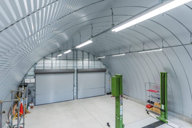 4台駐車可能なスチールアーチ作業場｜無柱空間で車の出入りもスムーズ イメージ5