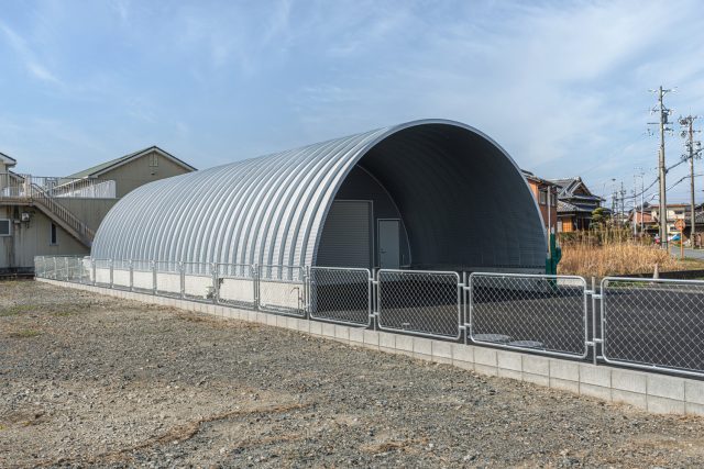 鉄骨造と比較して建設費を削減｜大型庇付きスチールアーチ倉庫 イメージ4