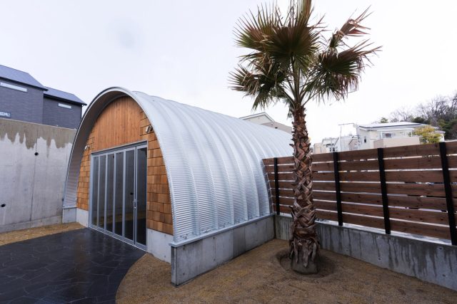 木目が映えるスチールアーチガレージ｜無柱大空間とデザイン性を両立 イメージ26