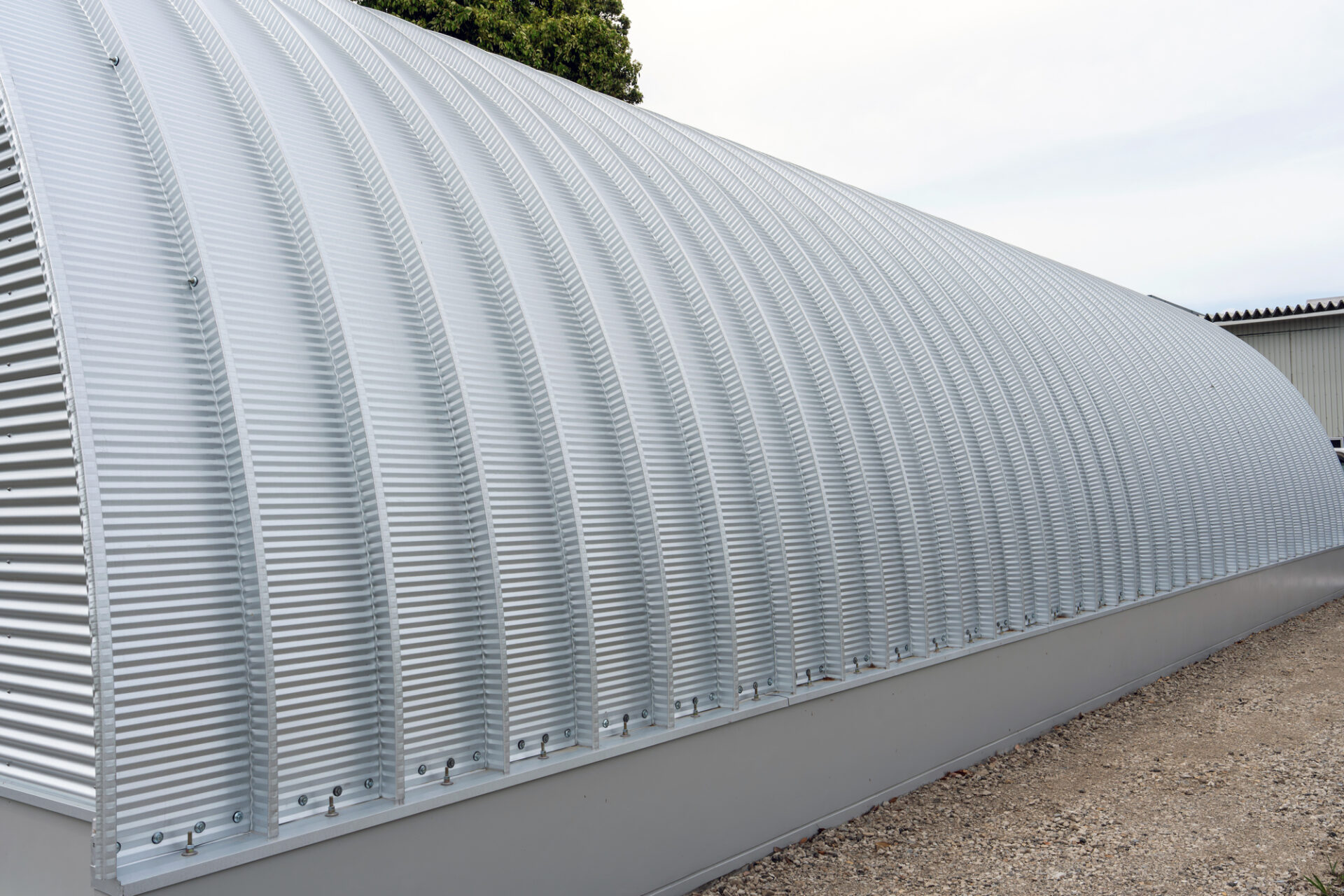 スチールアーチ企業倉庫 外観｜倉庫・事務所・ガレージに対応する低コスト建築事例 イメージ20