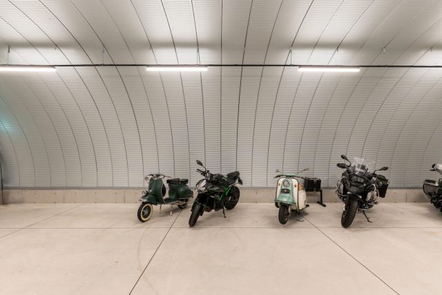 車・バイク保管に最適なスチールアーチガレージ｜無柱空間とデザイン性を両立 イメージ10