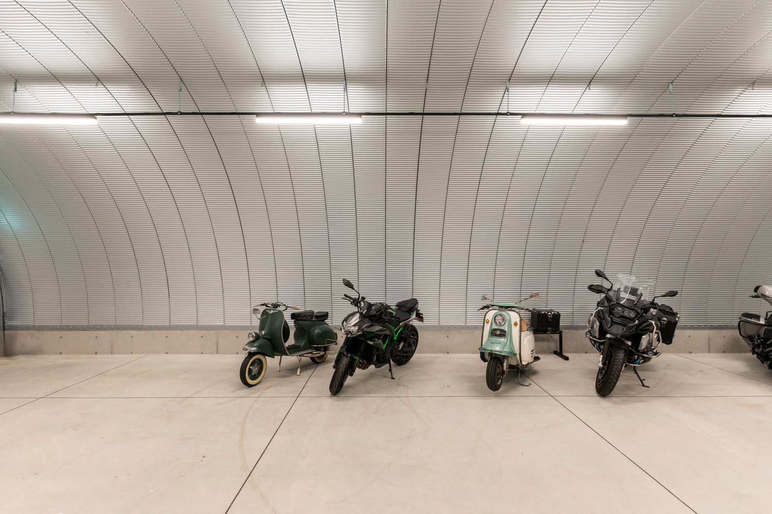 車・バイク保管に最適なスチールアーチガレージ｜無柱空間とデザイン性を両立 イメージ10