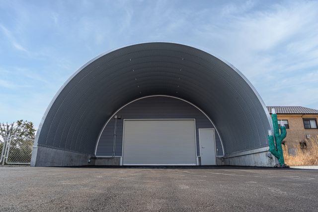 鉄骨造と比較して建設費を削減｜大型庇付きスチールアーチ倉庫 イメージ1