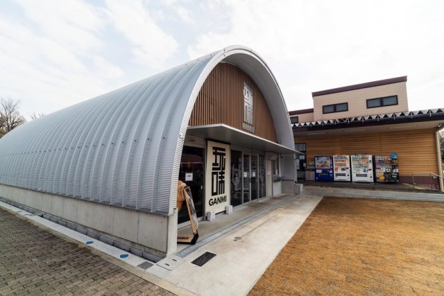 スチールアーチ精肉店｜アルミ格子を採用した和モダン店舗 イメージ6