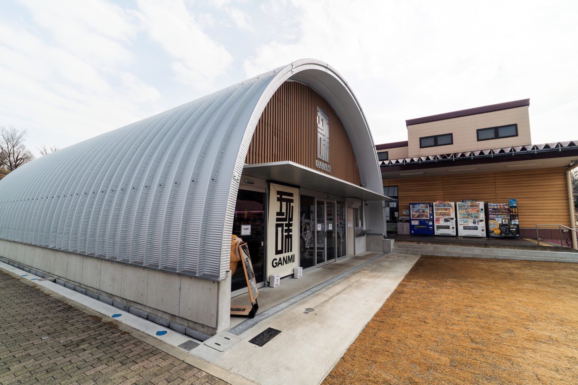 スチールアーチ精肉店｜アルミ格子を採用した和モダン店舗 イメージ6