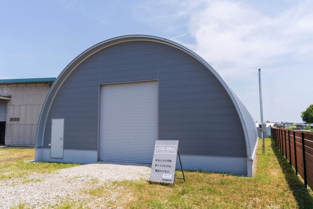 貸倉庫建築ならスチールアーチ｜三重県伊勢市・間口10m×奥行20mの無柱空間施工事例 イメージ3