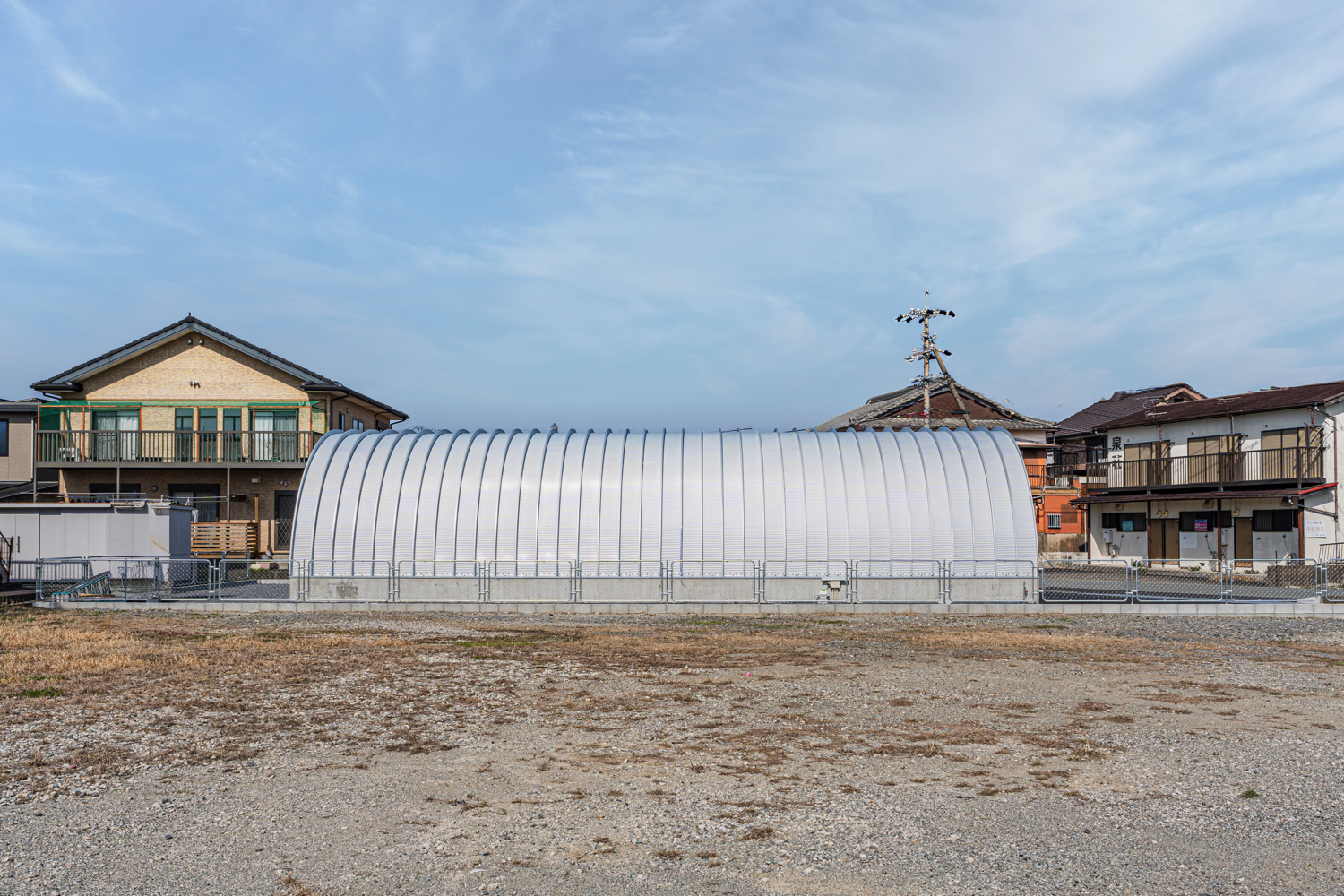 鉄骨造と比較して建設費を削減｜大型庇付きスチールアーチ倉庫 イメージ3