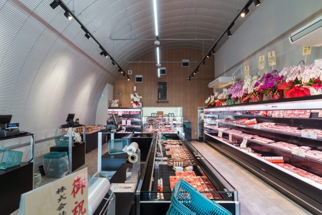 高断熱スチールアーチ店舗｜インシュレーション工法を採用した精肉店 イメージ1