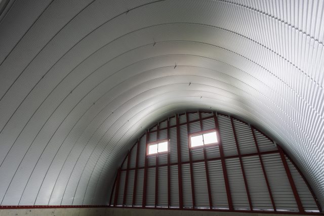 柱のないスチールアーチ倉庫｜大型車両にも対応する自由な大空間 イメージ12