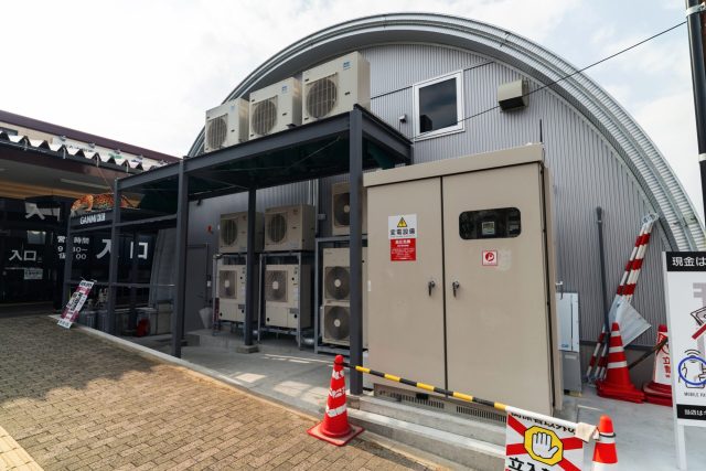 スチールアーチ精肉店｜アルミ格子を採用した和モダン店舗 イメージ10