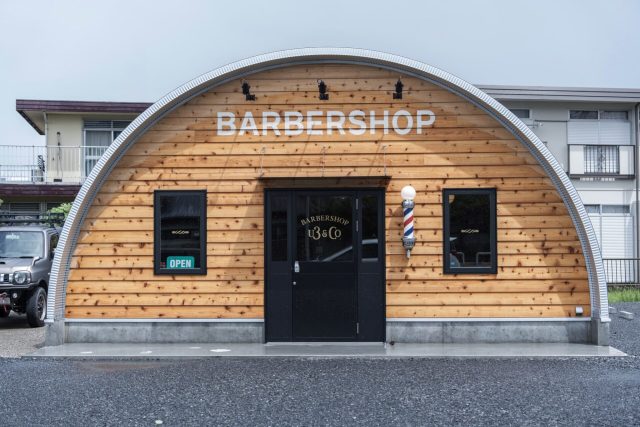 倉庫だけじゃないスチールアーチ｜木と鉄を融合した店舗 イメージ1
