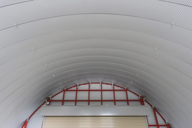 柱のないスチールアーチ倉庫｜大型車両にも対応する自由な大空間 イメージ7