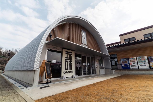 スチールアーチ精肉店｜アルミ格子を採用した和モダン店舗 イメージ5