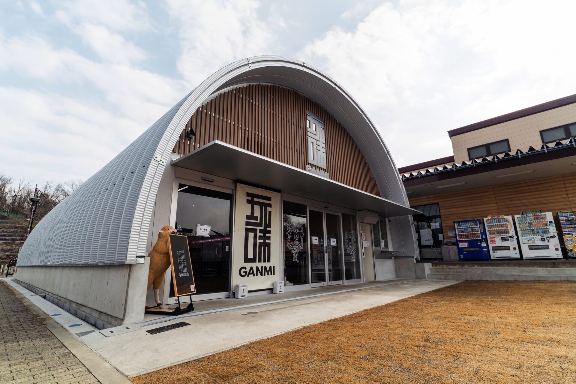 スチールアーチ精肉店｜アルミ格子を採用した和モダン店舗 イメージ5