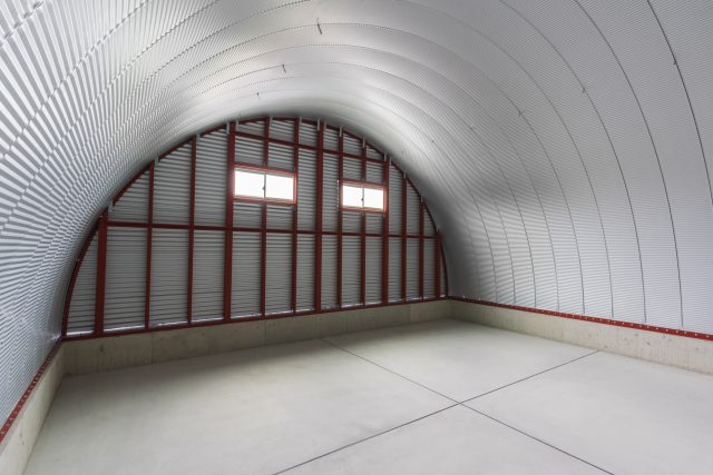 柱のないスチールアーチ倉庫｜大型車両にも対応する自由な大空間 イメージ2