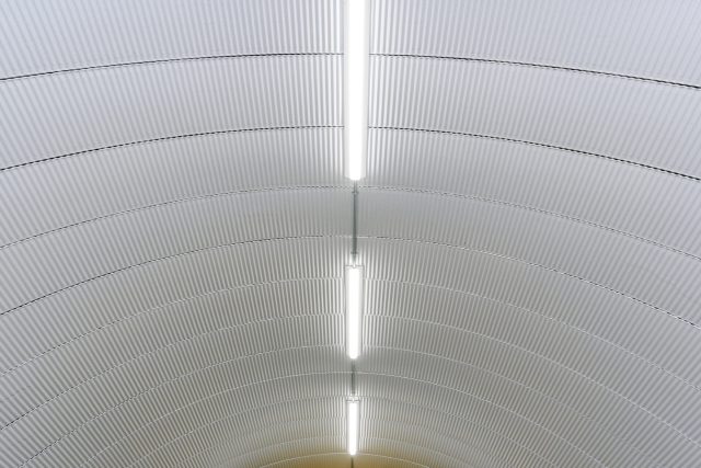 高断熱スチールアーチ倉庫の内観｜外断熱インシュレーション工法で大空間と断熱性を両立 イメージ10