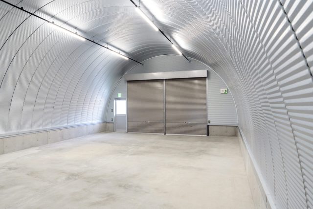 柱のないスチールアーチ倉庫｜鉄板小波で仕上げた約38坪の大空間 イメージ5