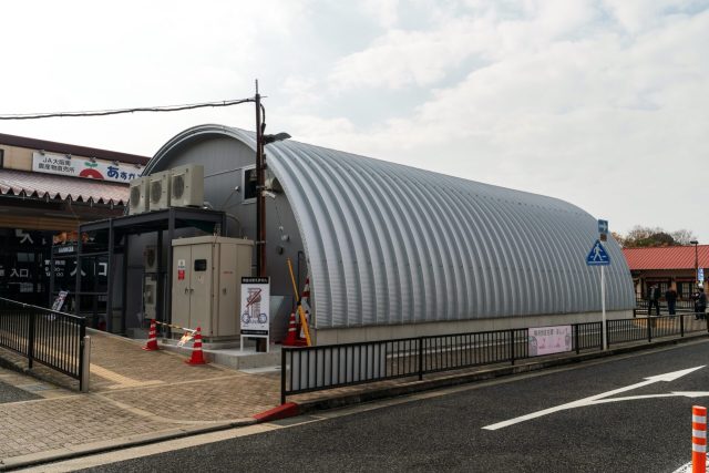 スチールアーチ精肉店｜アルミ格子を採用した和モダン店舗 イメージ8