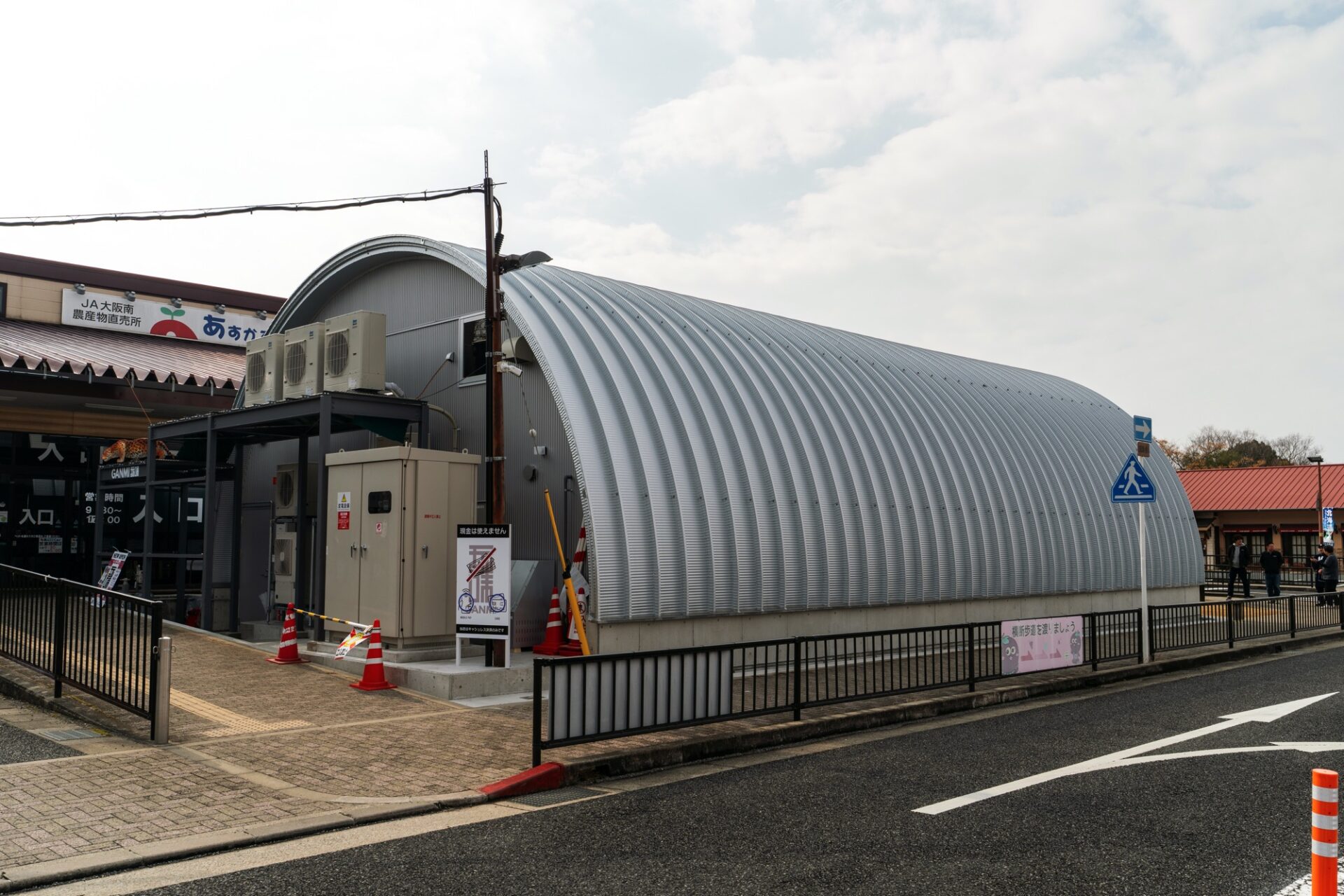 スチールアーチ精肉店｜アルミ格子を採用した和モダン店舗 イメージ8