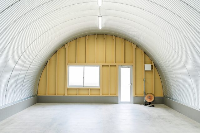 高断熱スチールアーチ倉庫の内観｜外断熱インシュレーション工法で大空間と断熱性を両立 イメージ4
