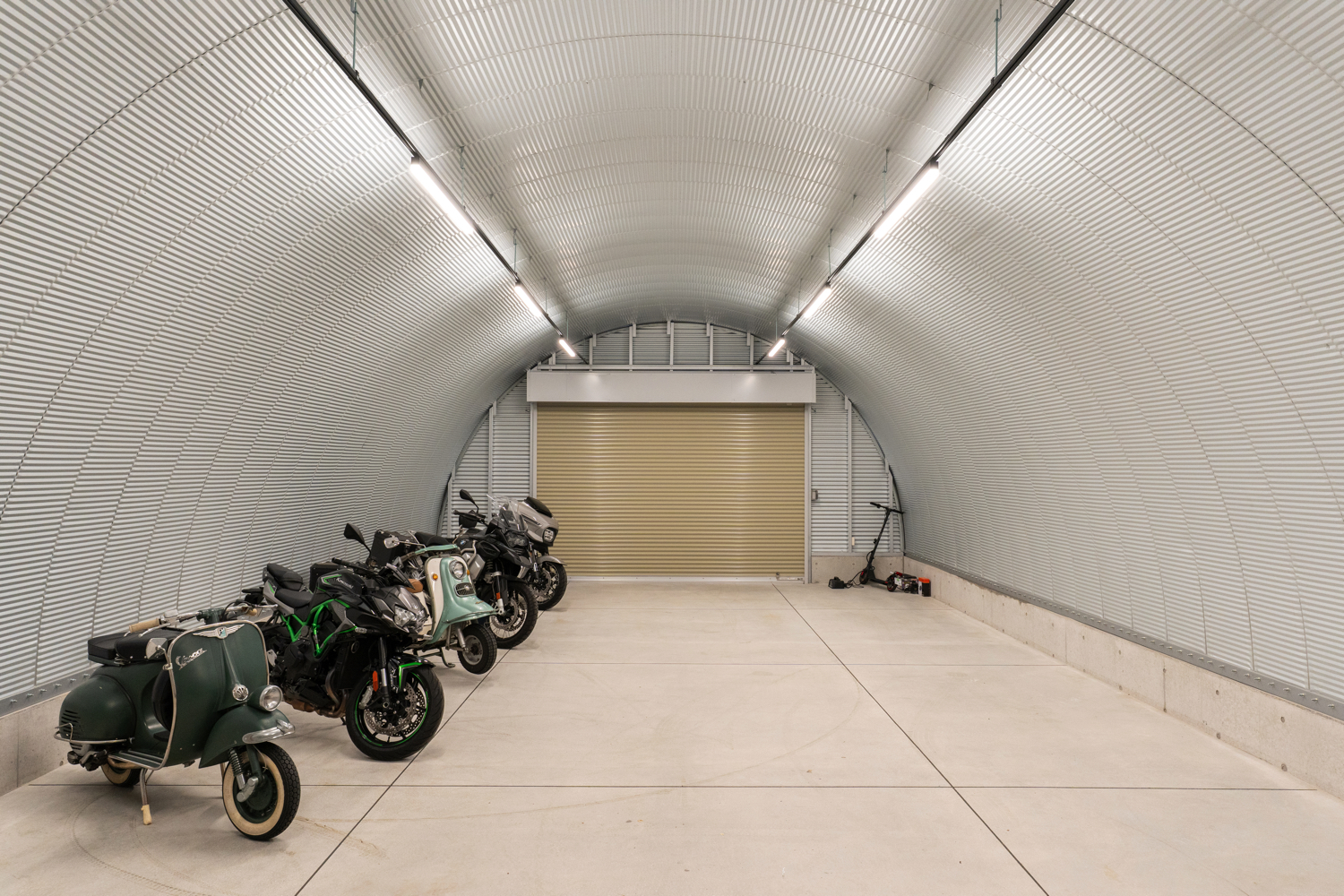 車・バイク保管に最適なスチールアーチガレージ｜無柱空間とデザイン性を両立 イメージ17