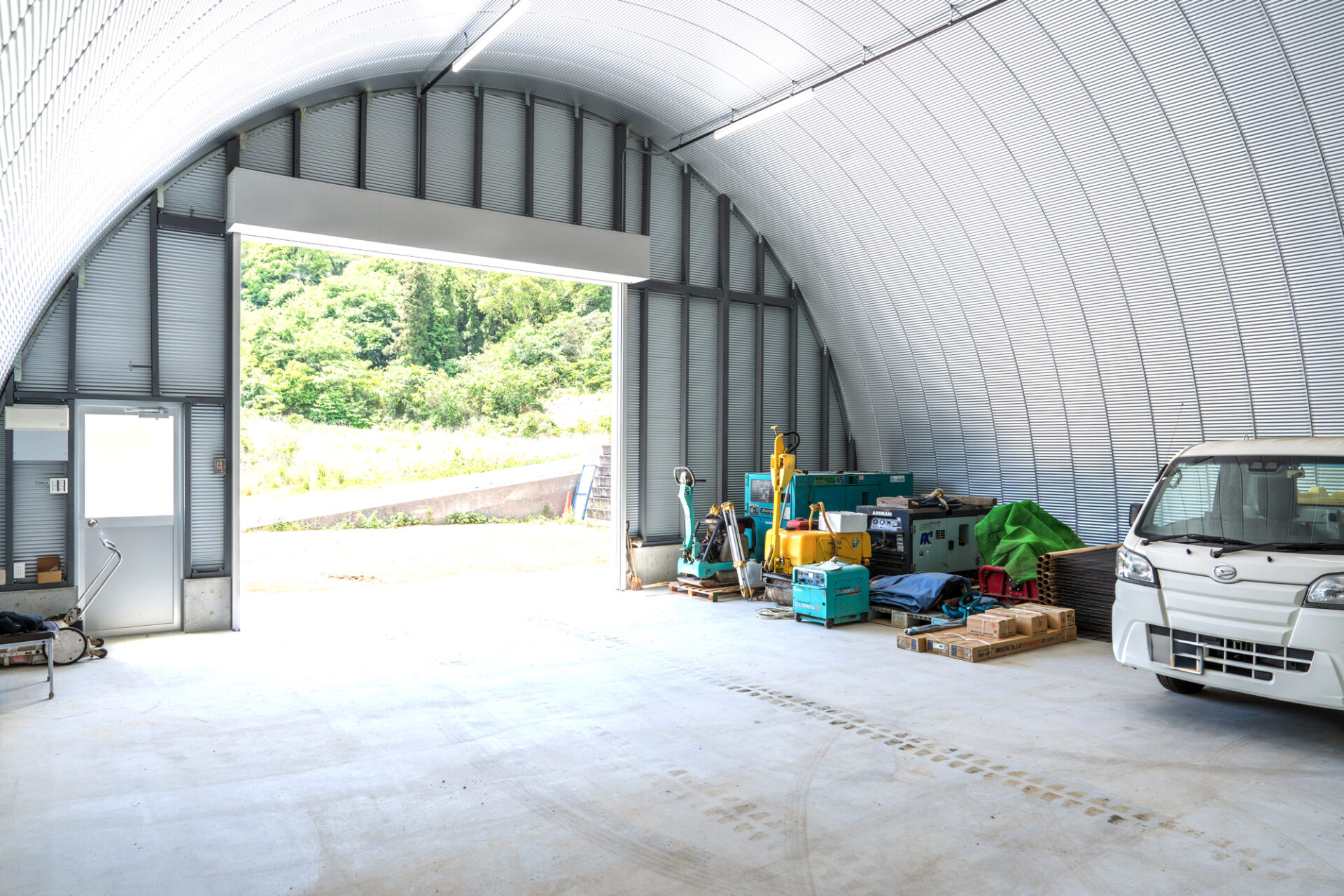 重機・資材保管に最適なスチールアーチ倉庫｜大型車両も対応する大空間設計 イメージ18