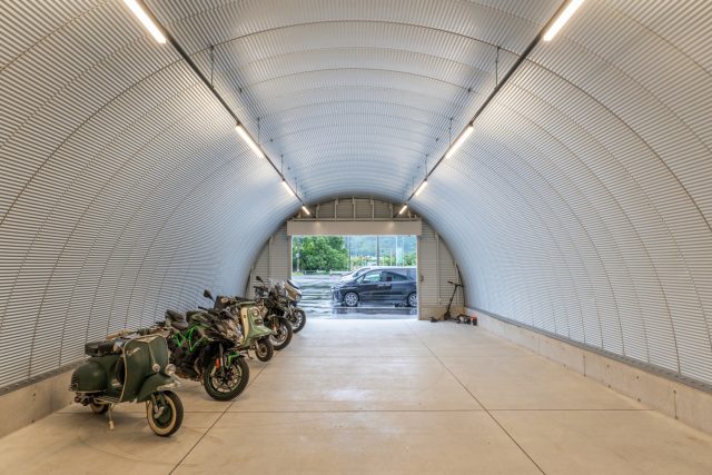 車・バイク保管に最適なスチールアーチガレージ｜無柱空間とデザイン性を両立 イメージ1