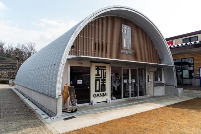 スチールアーチ精肉店｜アルミ格子を採用した和モダン店舗 イメージ3