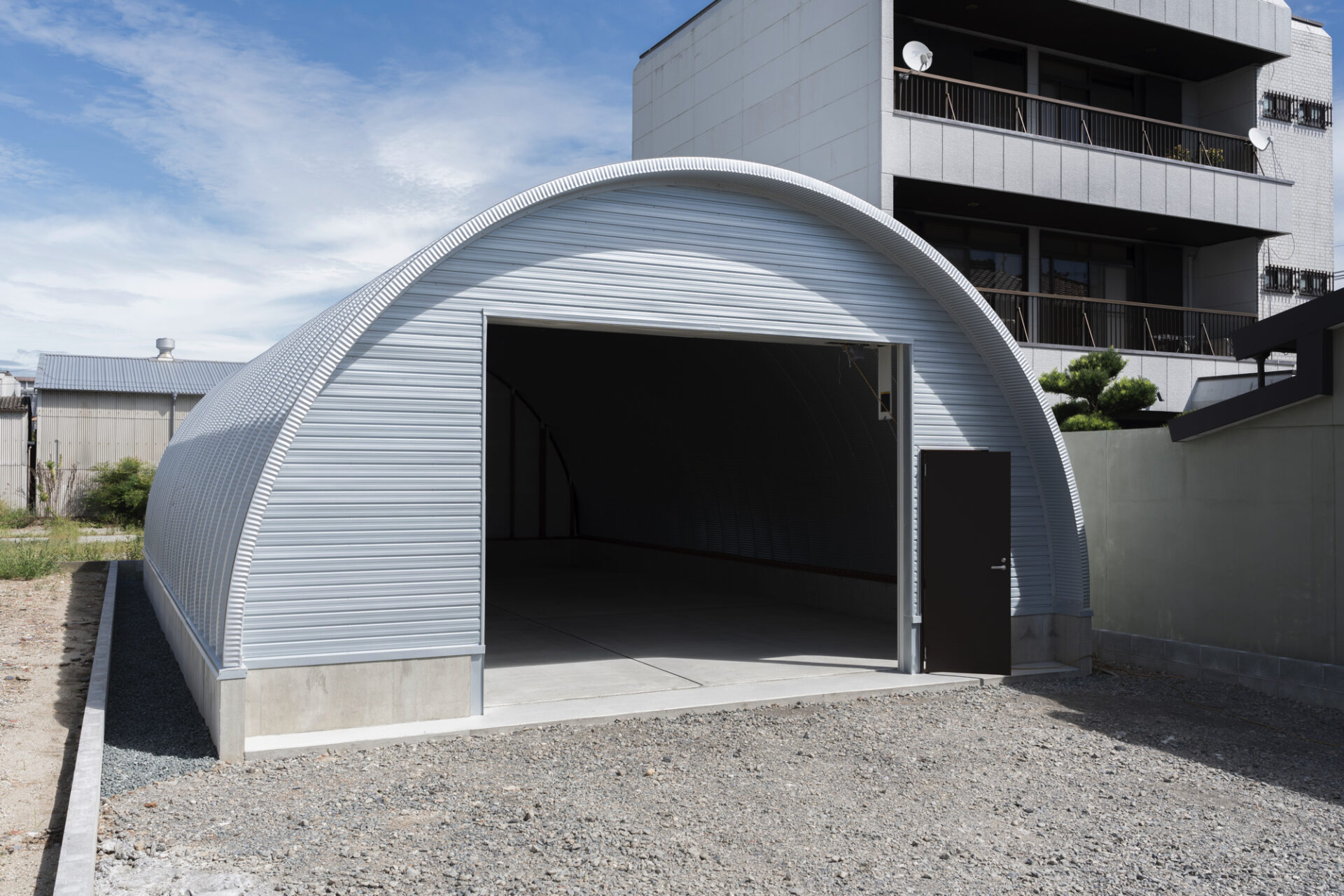 三重県津市のスチールアーチ倉庫｜約29.5坪・大型電動シャッター イメージ4