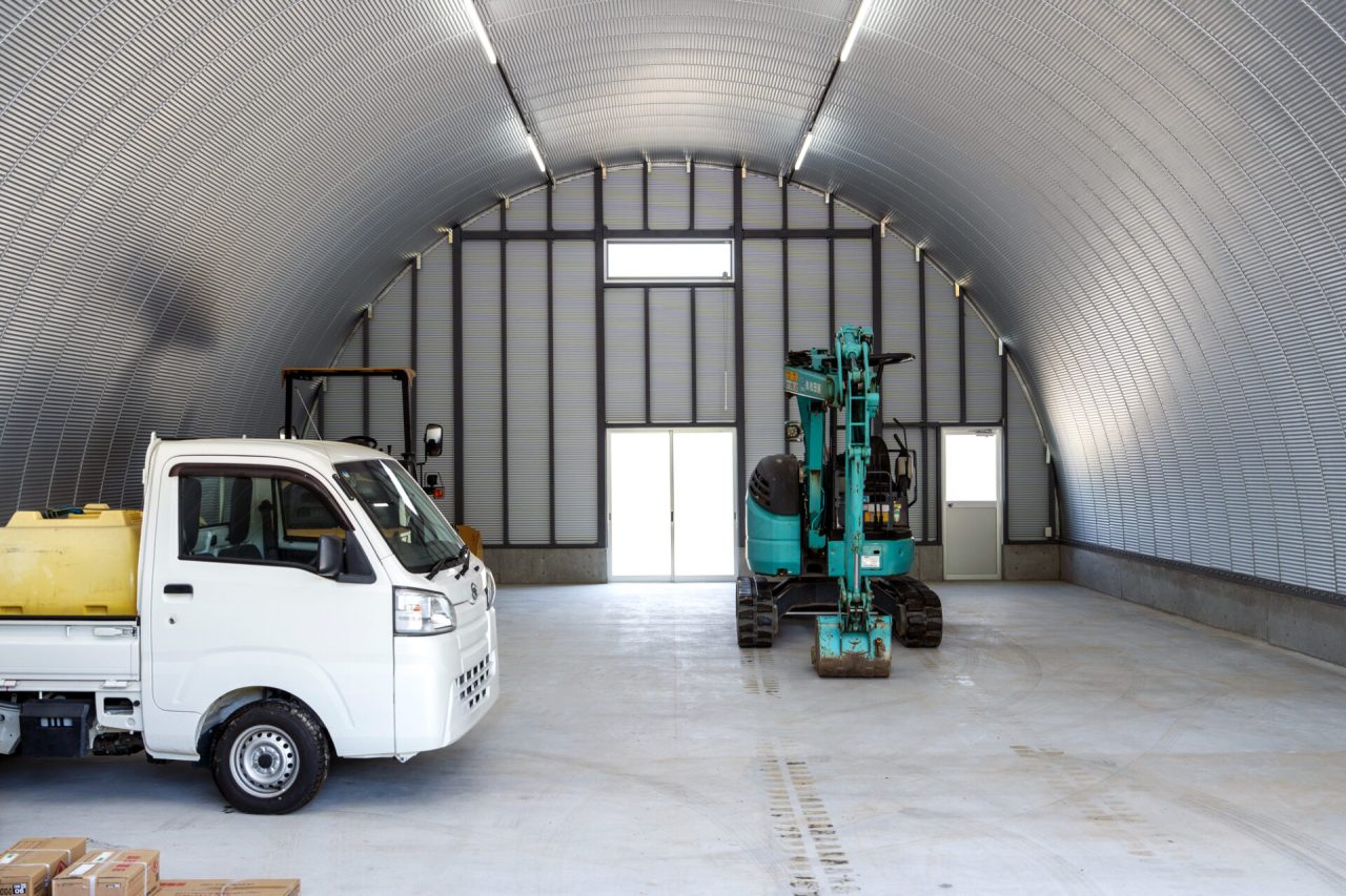 重機・資材保管に最適なスチールアーチ倉庫｜大型車両も対応する大空間設計