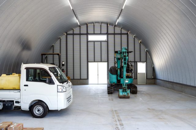 重機・資材保管に最適なスチールアーチ倉庫｜大型車両も対応する大空間設計 イメージ1