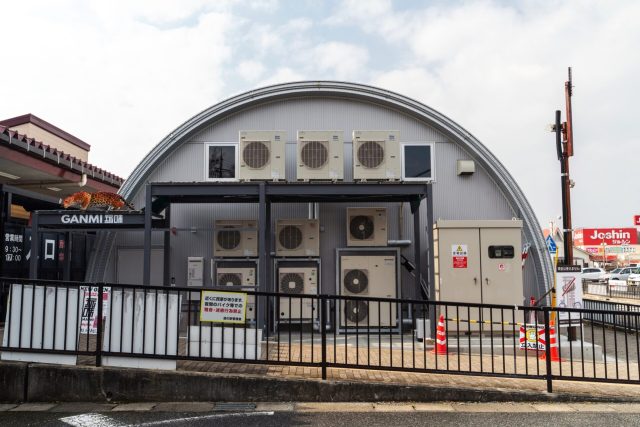 スチールアーチ精肉店｜アルミ格子を採用した和モダン店舗 イメージ12
