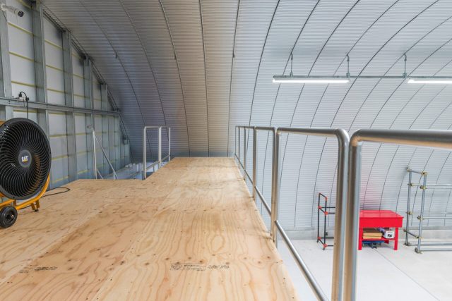 4台駐車可能なスチールアーチ作業場｜無柱空間で車の出入りもスムーズ イメージ3