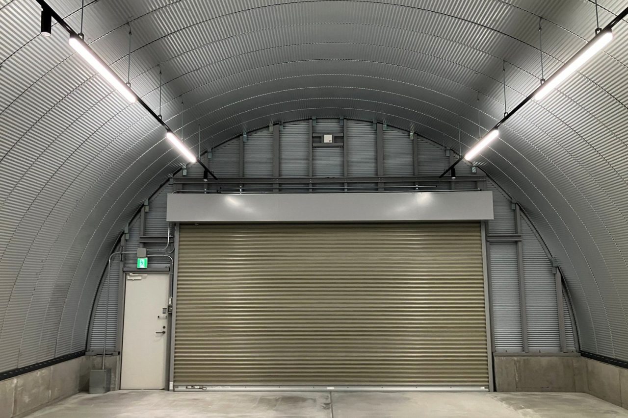 スチールアーチ無柱空間｜短工期・低コストでつくる倉庫