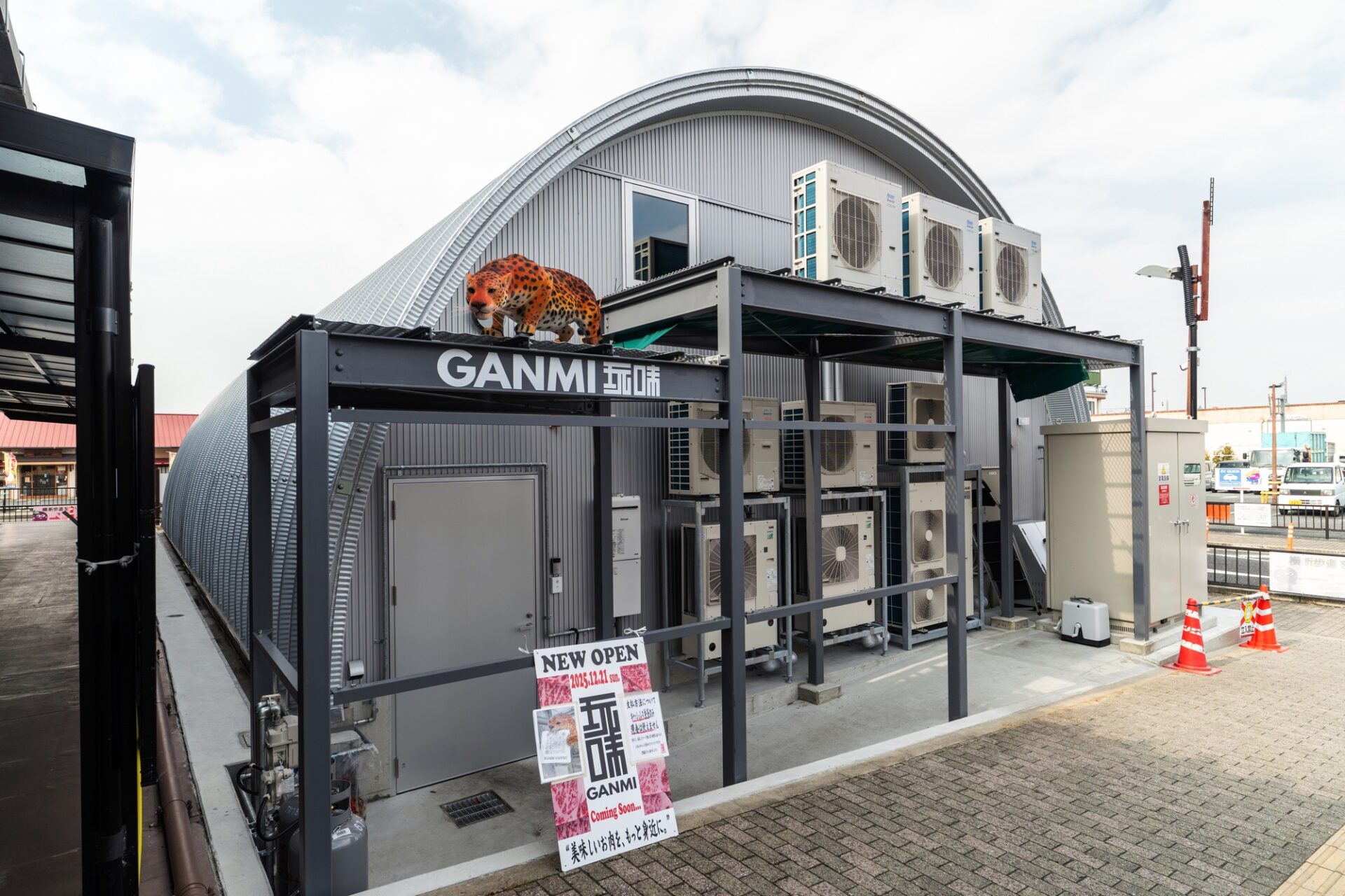 スチールアーチ精肉店｜アルミ格子を採用した和モダン店舗 イメージ11