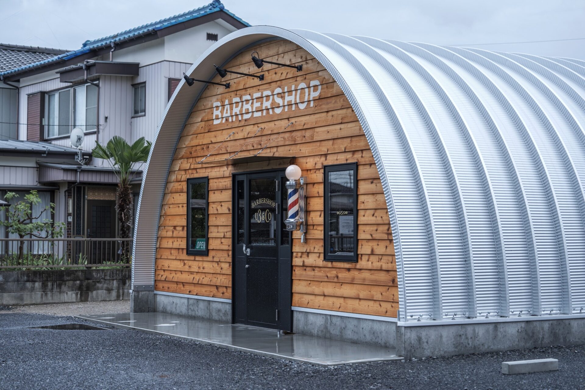 倉庫だけじゃないスチールアーチ｜木と鉄を融合した店舗 イメージ9