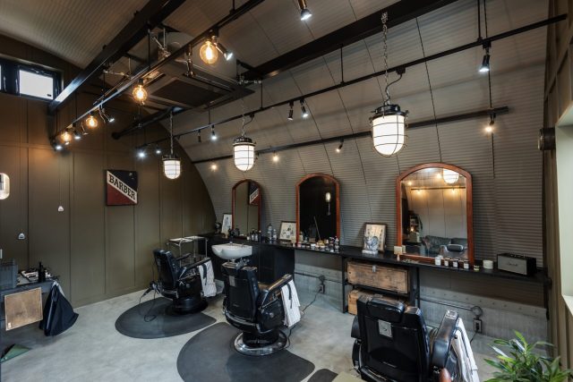 スチールアーチ×バーバーショップ｜無柱空間を活かしたヴィンテージ店舗 イメージ10