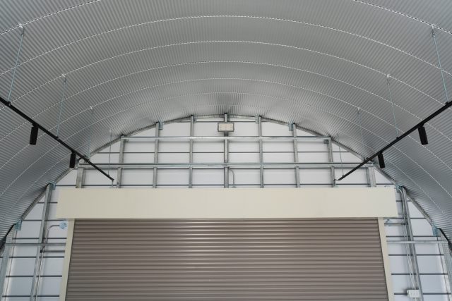 柱のないスチールアーチ倉庫｜ガレージ・整備工場にも対応する大空間 イメージ12