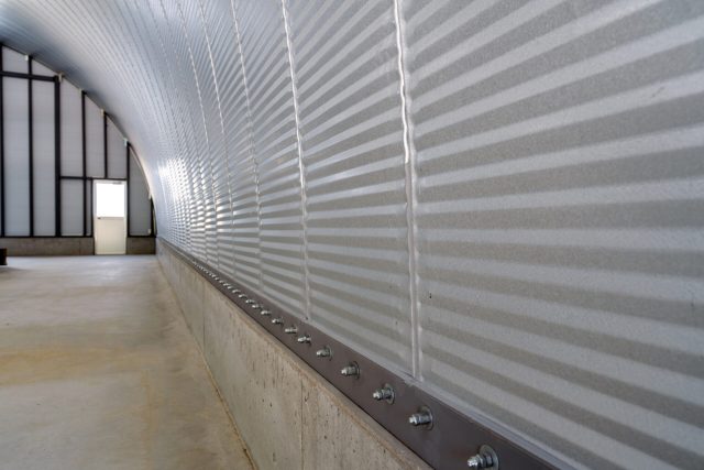 重機・資材保管に最適なスチールアーチ倉庫｜大型車両も対応する大空間設計 イメージ3