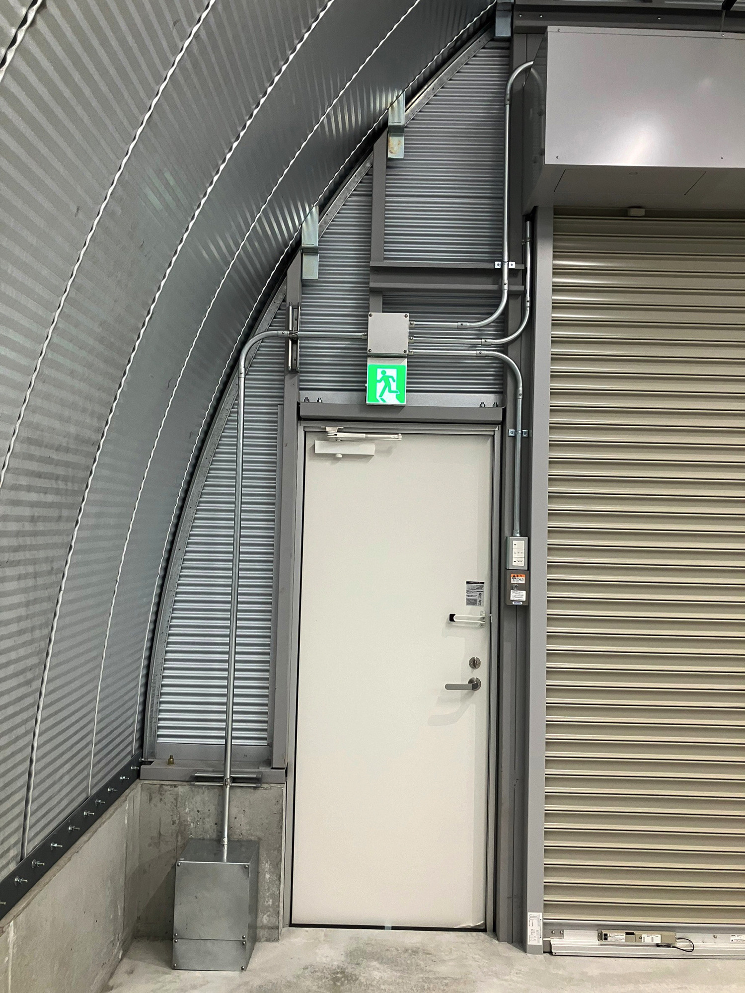 スチールアーチ無柱空間｜短工期・低コストでつくる倉庫 イメージ5