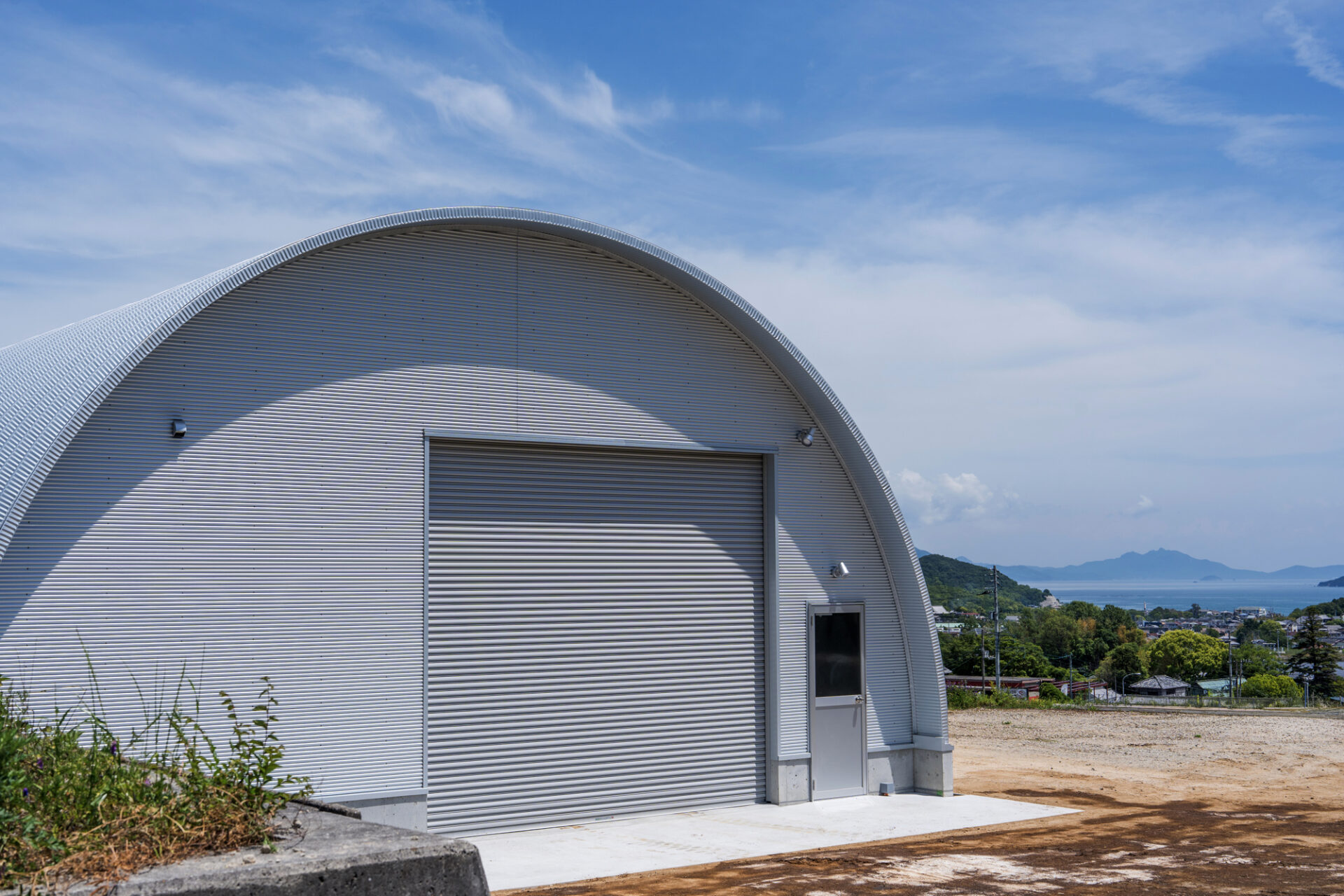 重機・資材保管に最適なスチールアーチ倉庫｜短工期・低コストの施工事例 イメージ2