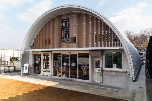 スチールアーチ精肉店｜アルミ格子を採用した和モダン店舗 イメージ2