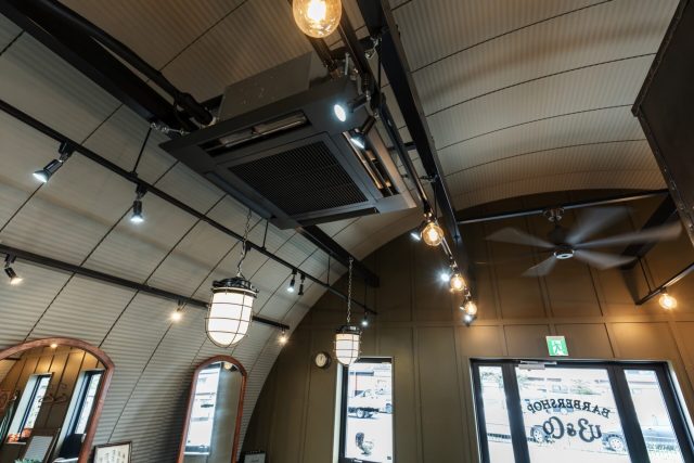 スチールアーチ×バーバーショップ｜無柱空間を活かしたヴィンテージ店舗 イメージ14