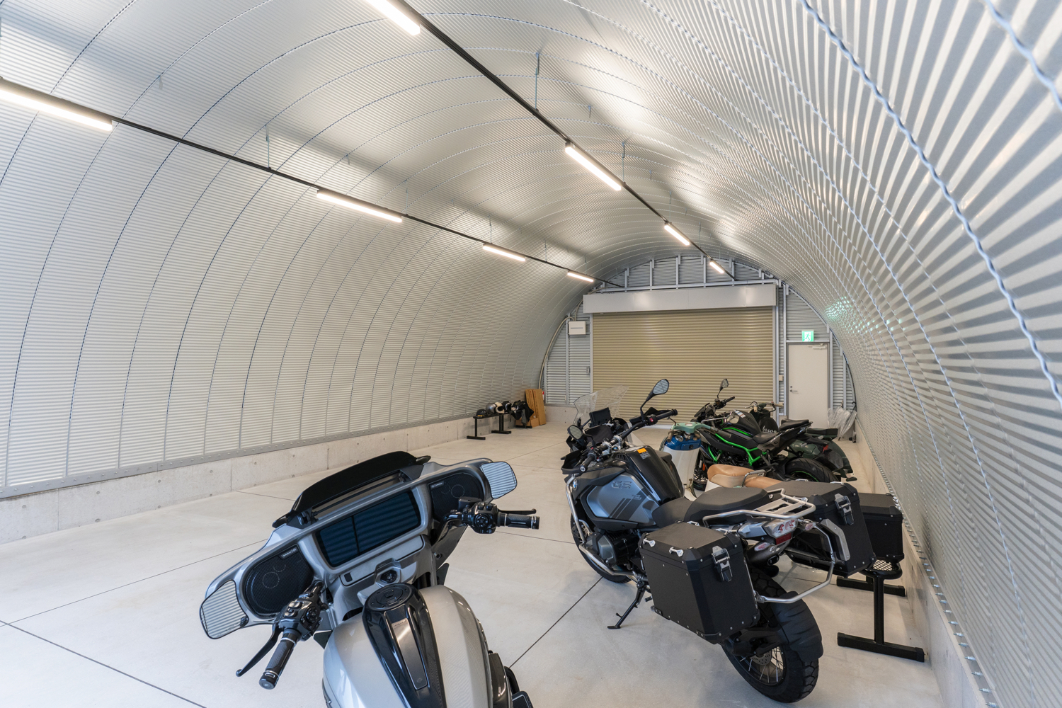 車・バイク保管に最適なスチールアーチガレージ｜無柱空間とデザイン性を両立 イメージ11
