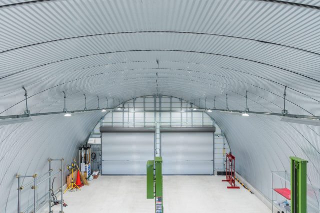 4台駐車可能なスチールアーチ作業場｜無柱空間で車の出入りもスムーズ イメージ7
