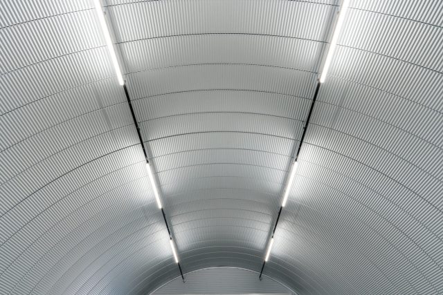 柱のないスチールアーチ倉庫｜鉄板小波で仕上げた約38坪の大空間 イメージ11